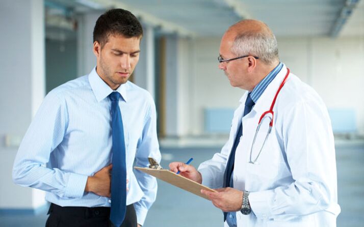 Der Arzt empfiehlt den Patienten