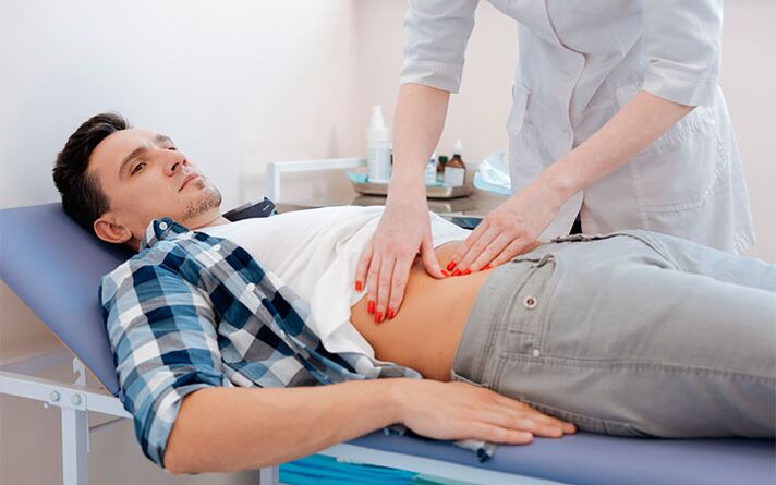 Der Patient der Untersuchung durch den Arzt
