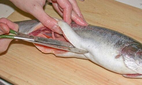 Das sorgfältige Schneiden des Fisches auf einem persönlichen Schneidebrett schützt vor parasitären Infektionen